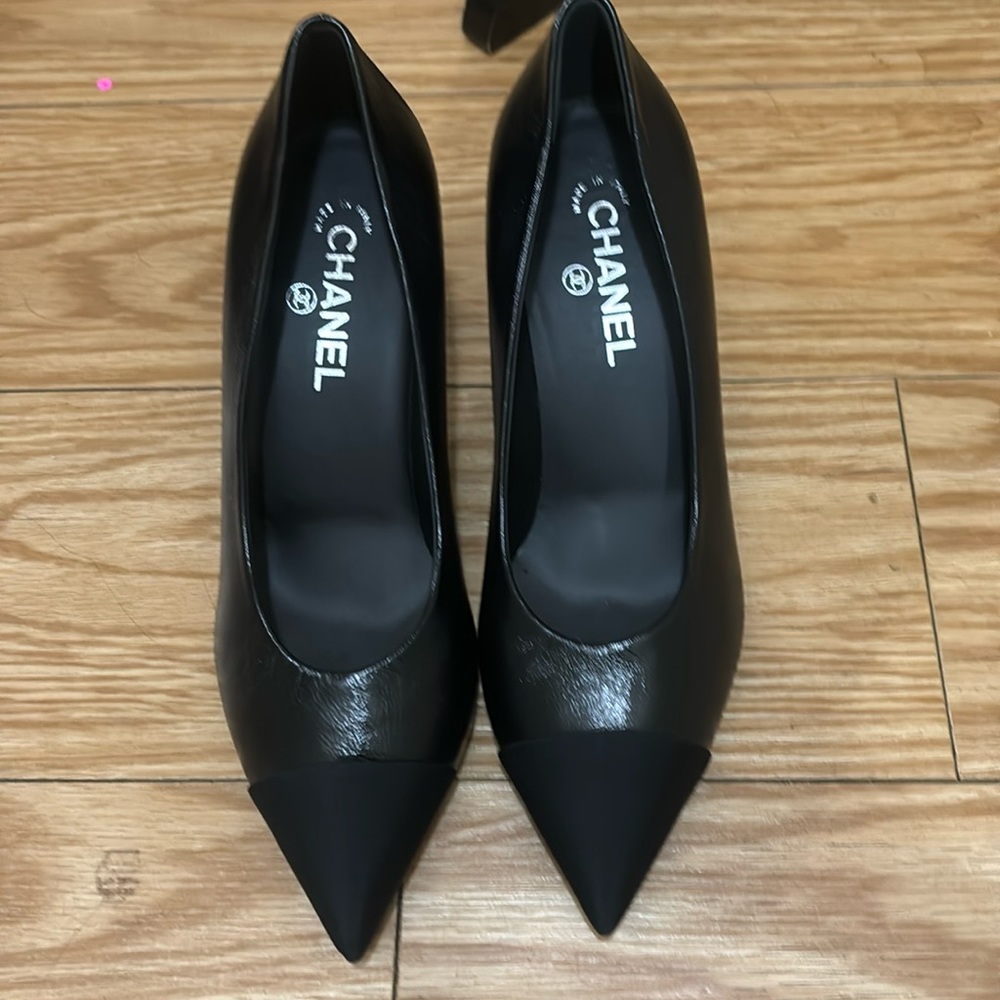 3️⃣8️⃣5️⃣0️⃣ brand new Authentic Chanel heels
